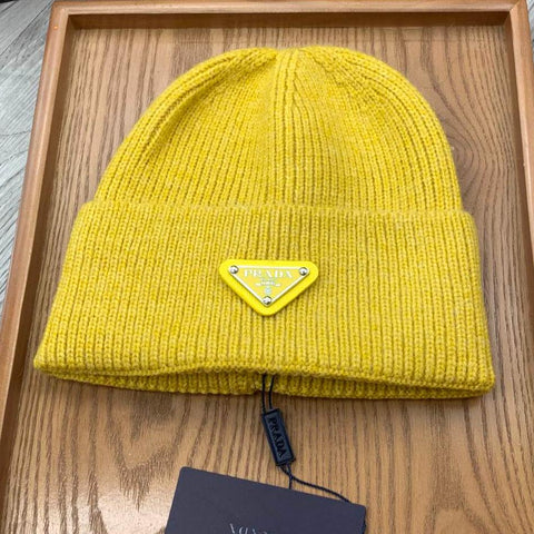 BEANIIE HAT IN CLASSIC YELLOW WOOL 335035