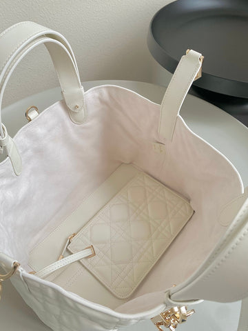 TOUJOURS 28 BAG IN MILK WHITE LAMBSKIN