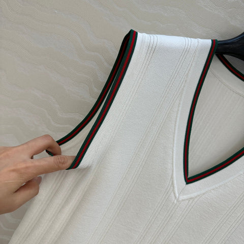 GUCCI V-NECK SLEEVELESS KNIT TOP IN WHITE