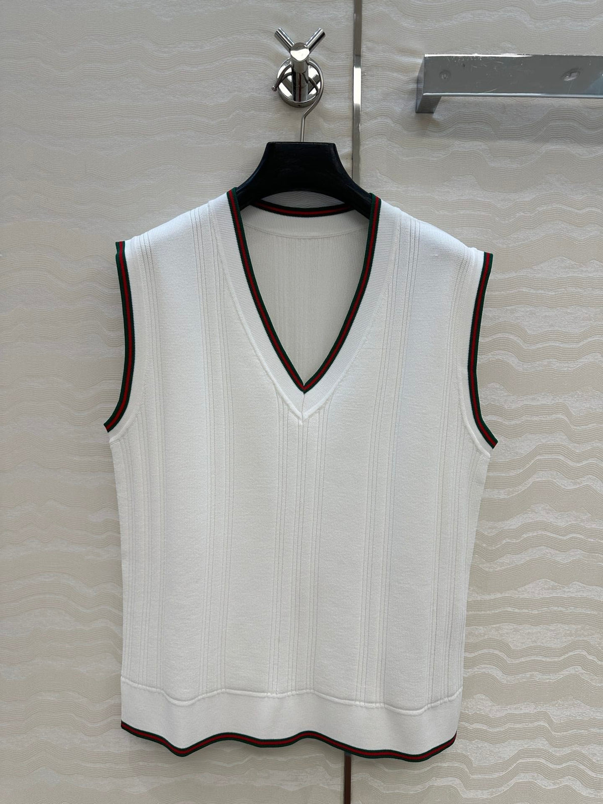 GUCCI V-NECK SLEEVELESS KNIT TOP IN WHITE