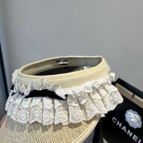 MM OPEN-TOP STRAW HAT IN LIGHT BEIGE MIX WHITE EYELET FABRIC