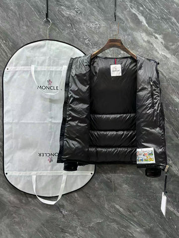 MONCLER PUFFER JACKET IN BLACK