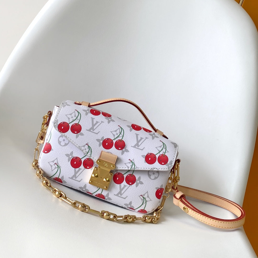 POCHETTE MÉTIS EAST WEST 21.5 IN WHITE WITH CHERRY PRINT MONOGRAM
