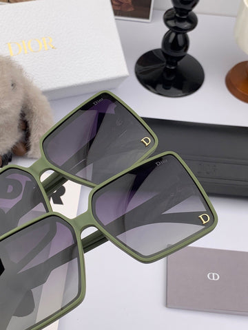 MONTAIGNE SUNGLASS CD1595 IN GREEN ACETATE