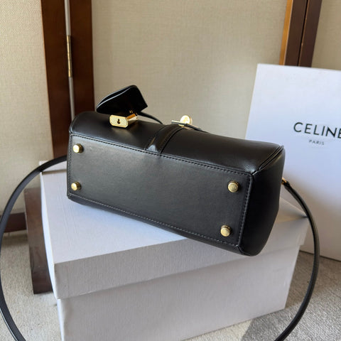 CLASSIQUE BAG 23 IN BLACK CALFSKIN GOLD HARDWARE