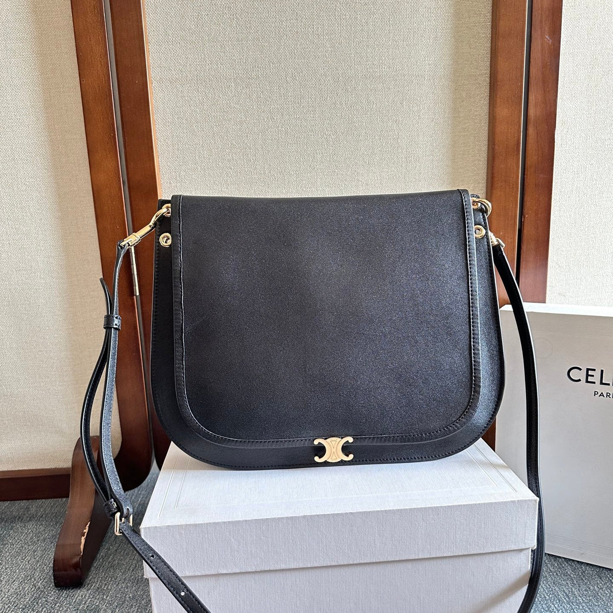 CELINE 25S BESACE SOFT TRIOMPHE 32MM IN BLACK SUPPLE SHINY LAMBSKIN