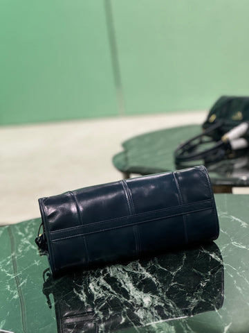 HANDBAG 32 IN BLACK SOFT SMOOTH LAMBSKIN