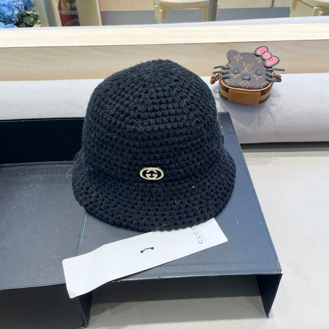 KNITTED BUCKET HAT IN BLACK WOOL 413395