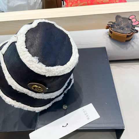 BUCKET HAT IN BLACK LAMBSKIN AND WHITE FLEECE 426223