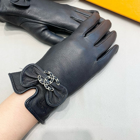 GLOVES IN BLACK LAMBSKIN 462395