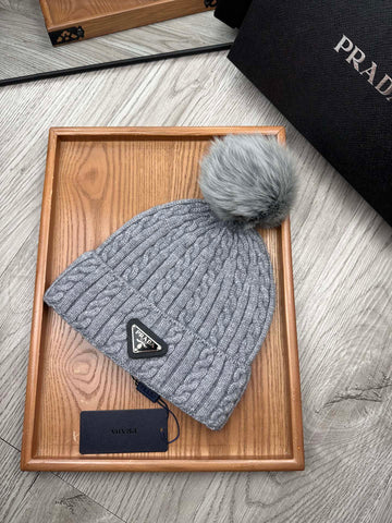 BEANIE HAT IN DOVE GRAY WOOL 352363