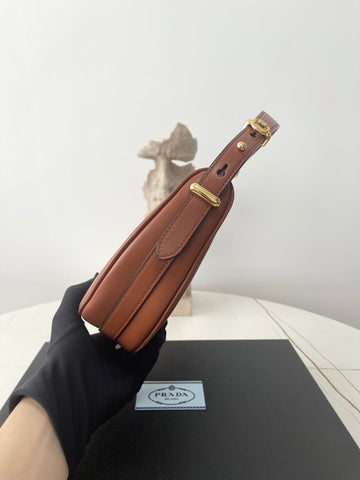 PRA ARQUÉ 22 SHOULDER BAG IN COGNAC BROWN LEATHER