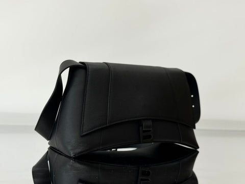 DOWNTOWN M CROSSBODY BAG 32 IN BLACK SOFT LAMBSKIN