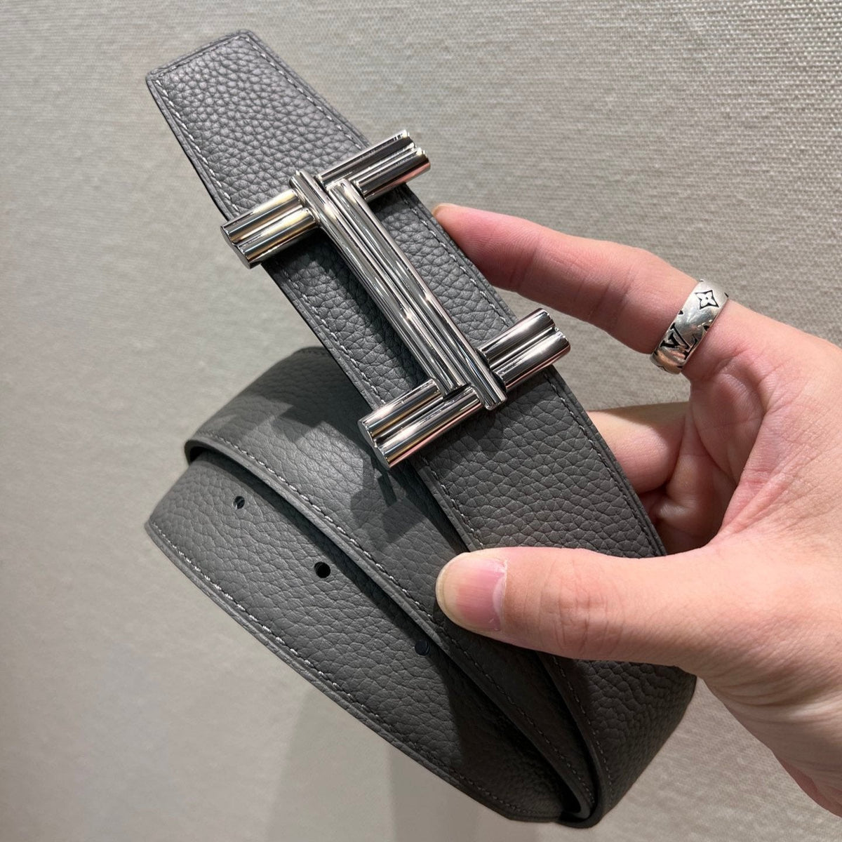 HM TRAVERSE BELT BUCKLE & REVERSIBLE GRAY AND BLACK LEATHER STRAP 38 MM SILVER HARDWARE