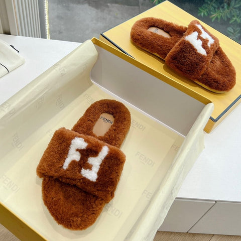 FLAT SLIDE IN GINGERBREAD BROWN FLEECE WITH WHITE LOGO