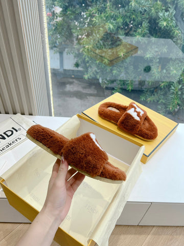 FLAT SLIDE IN GINGERBREAD BROWN FLEECE WITH WHITE LOGO