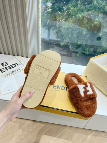 FLAT SLIDE IN GINGERBREAD BROWN FLEECE WITH WHITE LOGO