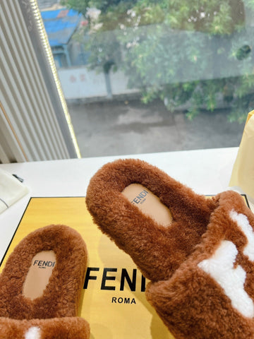 FLAT SLIDE IN GINGERBREAD BROWN FLEECE WITH WHITE LOGO