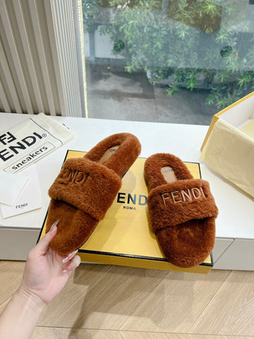 FLAT SLIDE IN GINGERBREAD BROWN FLEECE