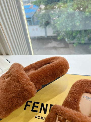 FLAT SLIDE IN GINGERBREAD BROWN FLEECE