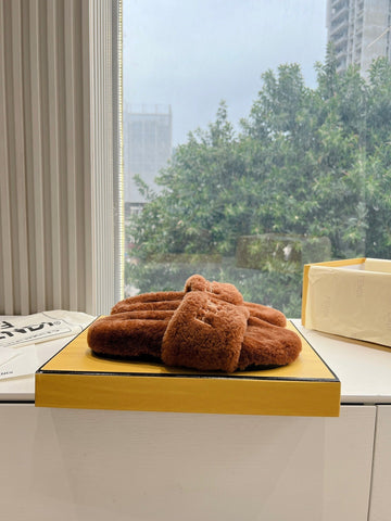 FLAT SLIDE IN GINGERBREAD BROWN FLEECE