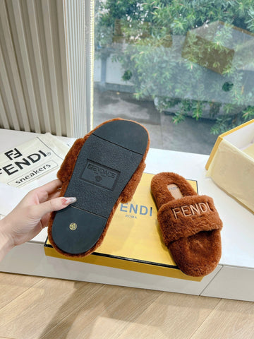 FLAT SLIDE IN GINGERBREAD BROWN FLEECE