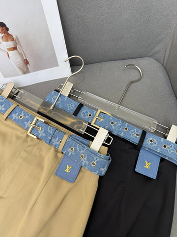 FRONT-SLIT SKIRT WITH LOGO BELT