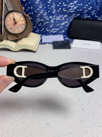 MONTAIGNE SUNGLASS 578115 IN BLACK ACETATE