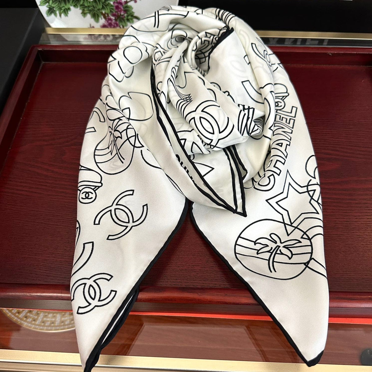 CHANEL 25S SCARF 90 IN SILK 738437