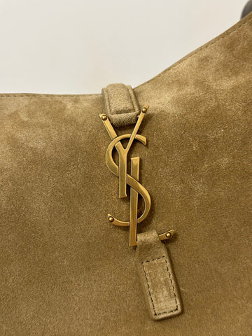 LE 5 À 7  SUPPLE SMALL 22 IN PEANUT BROWN SUEDE