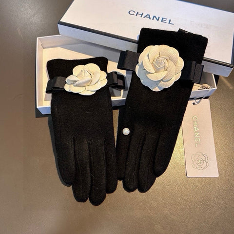 GLOVES IN BLACK WOOL WITH WHITE FLOWER 456326