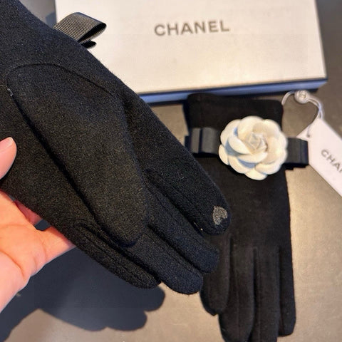 GLOVES IN BLACK WOOL WITH WHITE FLOWER 456326