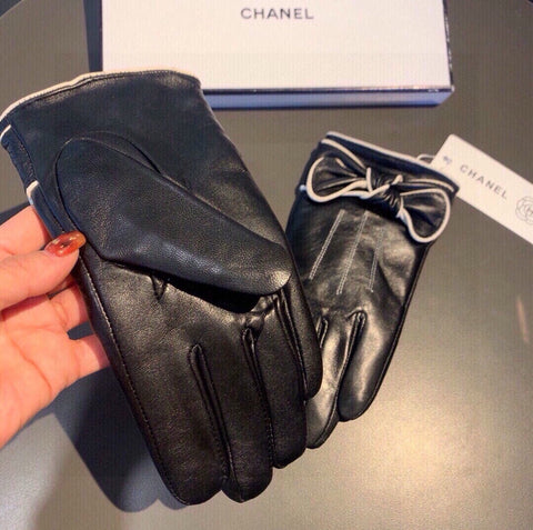 GLOVES IN BLACK LAMBSKIN 462262
