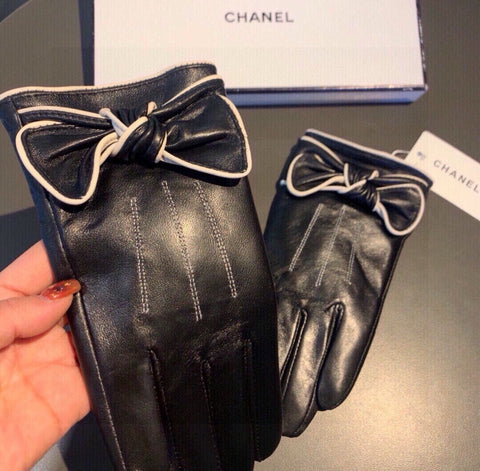 GLOVES IN BLACK LAMBSKIN 462262