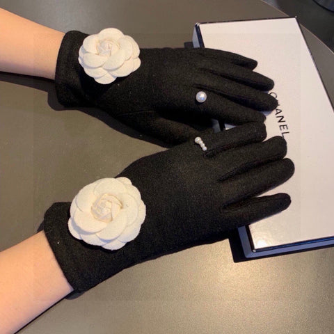 GLOVES IN BLACK WOOL WITH LARGE WHITE FLOWER 464993