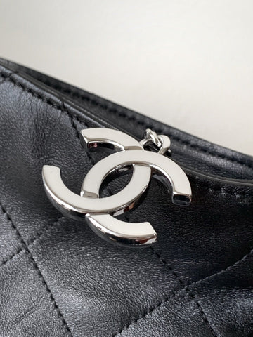 SHOULDER BAG 40 IN BLACK SOFT LAMBSKIN EMBOSSED LOGO SILVER HARDWARE