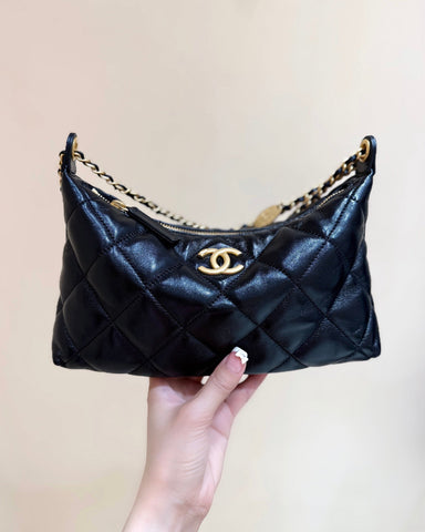 QUILTED HOBO SHOULDER BAG 26 IN BLACK GLOSSY LAMBSKIN