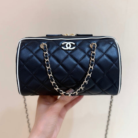 MEITO BOSTON MATELASSE CAVIAR SHOULDER HANDBAG 18 IN BLACK LAMBSKIN